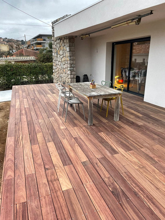 Comment protéger durablement le bois extérieur contre les intempéries ?
